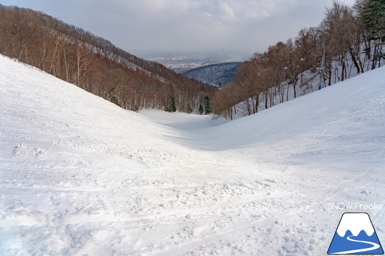 札幌藻岩山スキー場｜藻岩山の山頂に架かる『第2トリプルリフト』は、明日が今季の運行最終日…。ということで、いざ乗り納めにGo～(^^♪